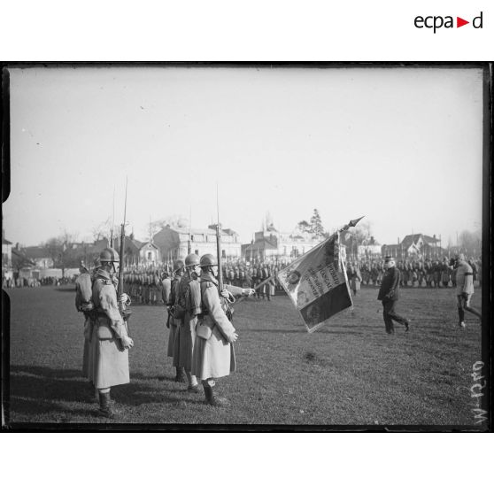 Chantilly, le drapeau du 296e Régiment d'infanterie lors d'une cérémonie militaire. [légende d'origine]