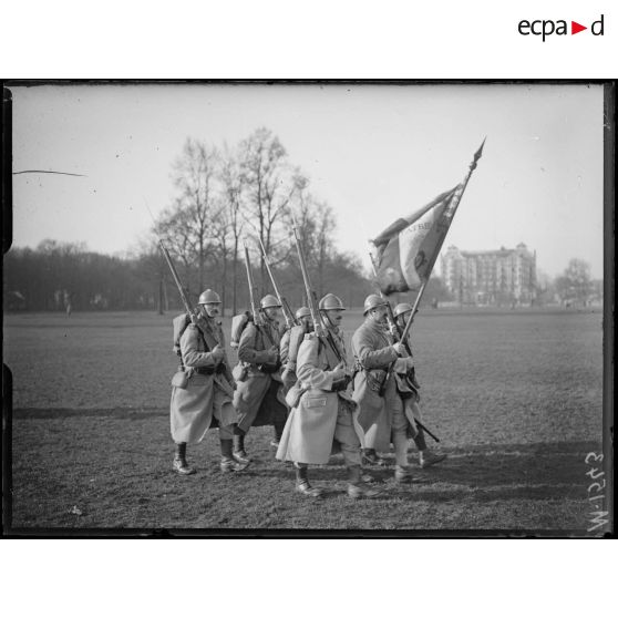 Chantilly, le drapeau du 296e Régiment d'infanterie lors d'une cérémonie militaire. [légende d'origine]