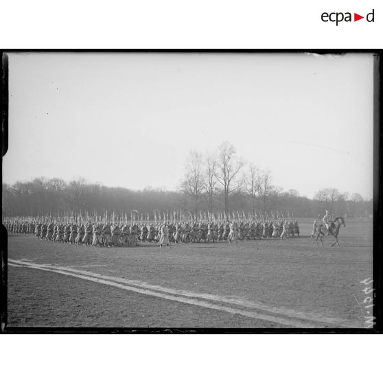 Le défilé du 298e Régiment d'Infanterie sur le terrain de manoeuvre de Chantilly.