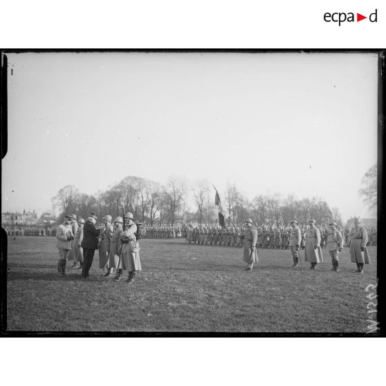 Le général Joffre remet des décorations à des hommes du 298e Régiment d'infanterie. [légende d'origine]