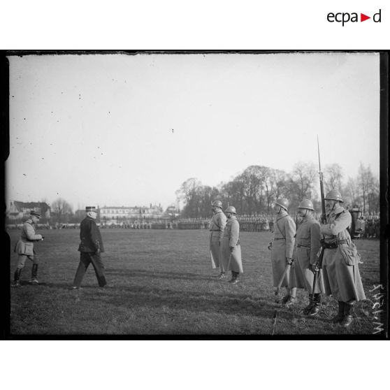 Le général Joffre s'avance vers les officiers du 298e Régiment d'infanterie pour leur remettre des décorations. [légende d'origine]