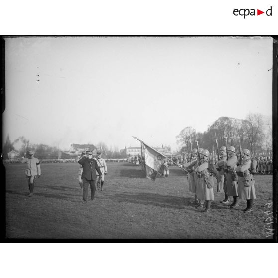 Le général Joffre passe en revue les troupes du 298e Régiment d'infanterie rassemblées sur le terrain de Chantilly. [légende d'origine]