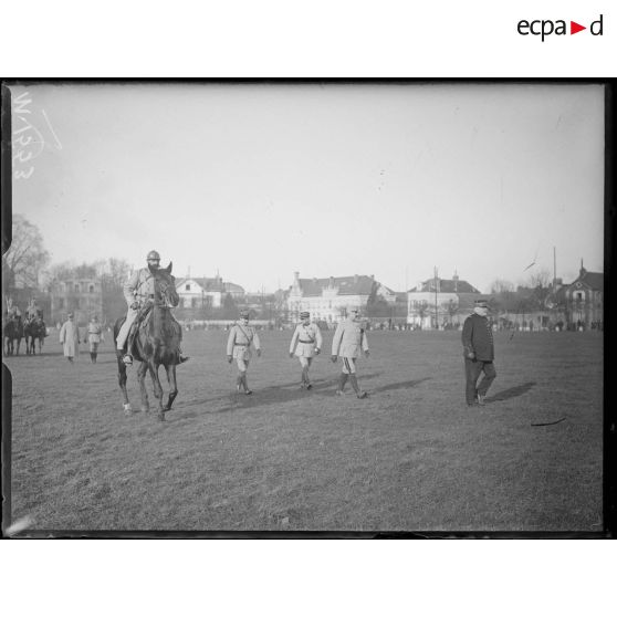 Le général Joffre passe en revue les troupes du 298e Régiment d'infanterie rassemblées sur le terrain de Chantilly. [légende d'origine]