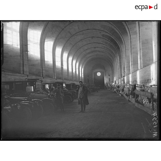 Les écuries du château de Chantilly reconverties en garage à automobiles. [légende d'origine]