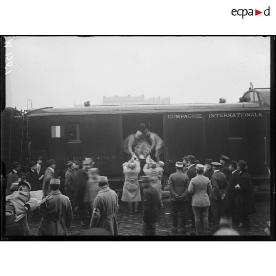 Gare régulatrice de la Chapelle. Inauguration d'un train sanitaire offert par l'Amérique. Manoeuvre de transport des blessés. [légende d'origine]