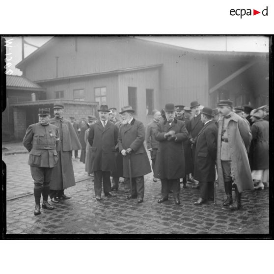 Monsieur Bennett lit son discours à monsieur Justin Godart, sous-secrétaire d'Etat du Service de Santé. [légende d'origine]