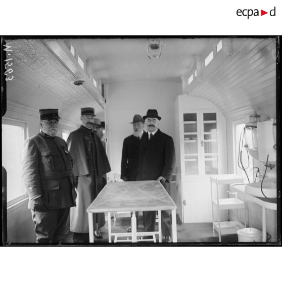 La salle d'opération du train sanitaire offert par les Etat-Unis et visité par Justin Godard. [légende d'origine]