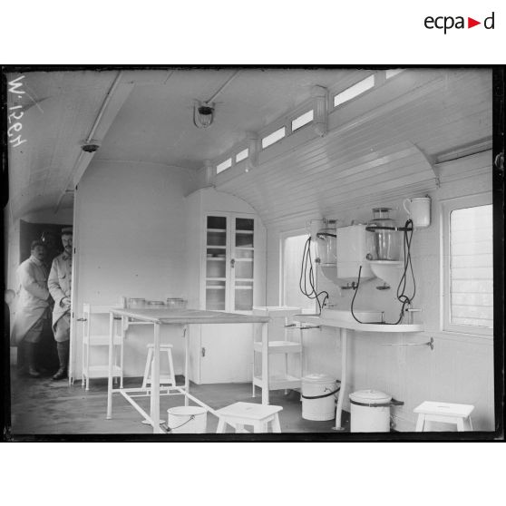 La salle d'opération du train sanitaire offert par les Etat-Unis et visité par Justin Godard. [légende d'origine]