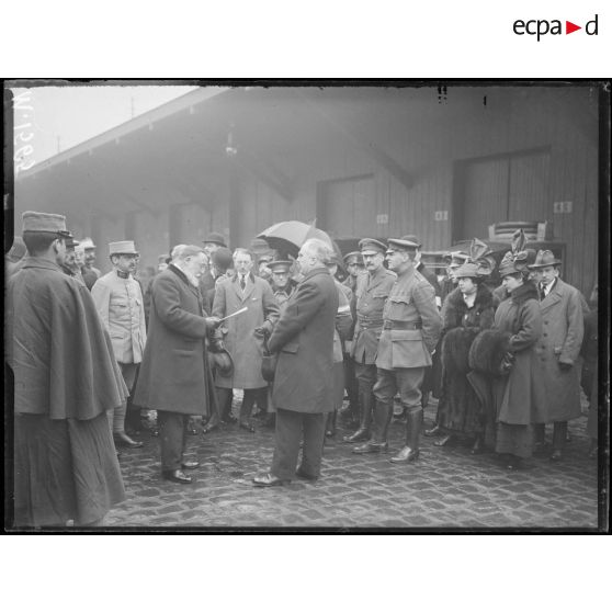 Monsieur Bennett lit son discours à monsieur Justin Godart, sous-secrétaire d'Etat du Service de Santé. [légende d'origine]