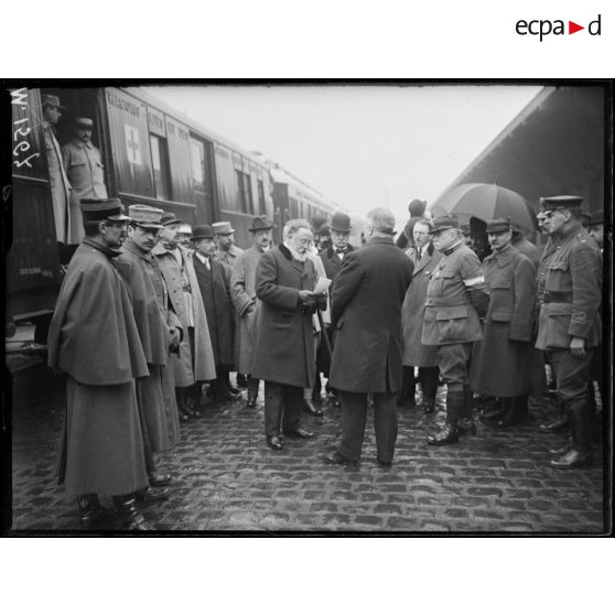 Monsieur Bennett lit son discours à monsieur Justin Godart, sous-secrétaire d'Etat du Service de Santé. [légende d'origine]