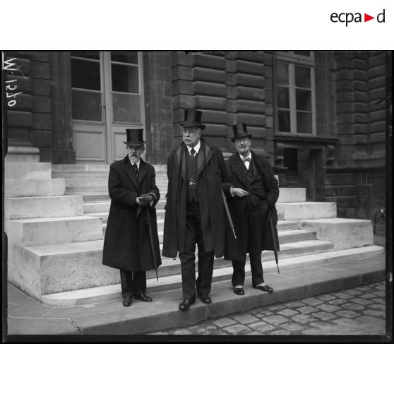 Des parlementaires britanniques en visite devant le Sénat à Paris. [légende d'origine]