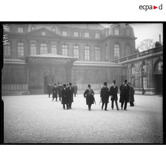 Les parlementaires britanniques visitent le palais de l'Elysée. [légende d'origine]