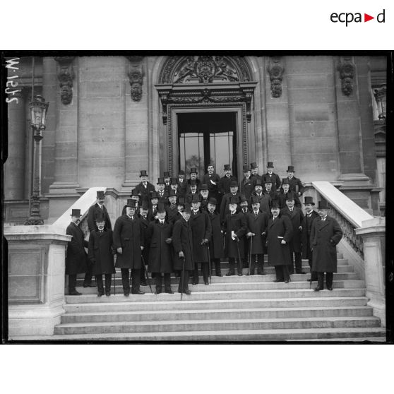 Les parlementaires britanniques devant l'entrée du ministère des Affaires Etrangères à Paris. [légende d'origine]