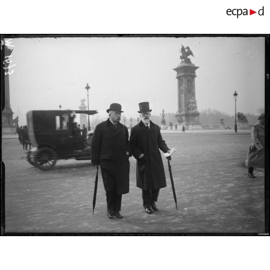 Lord Bryce (à droite) et Stephen Pichon (à gauche) visitant la place de la Concorde à Paris. [légende d'origine]