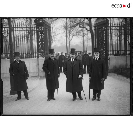 Lord Bryce (extrême droite) et Franklin Bouillon en visites sur la place de la Concorde à Paris. [légende d'origine]