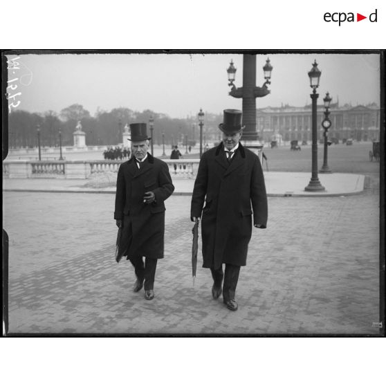 Parlementaires britanniques lors d'une visite de la place de la Concorde à Paris. [légende d'origine]