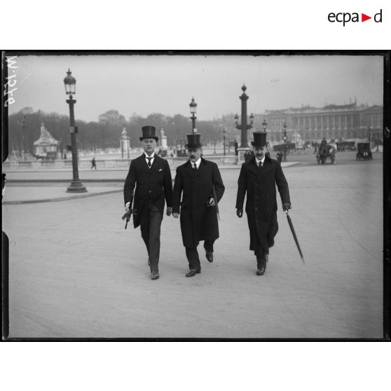 Parlementaires britanniques lors d'une visite de la place de la Concorde à Paris. [légende d'origine]