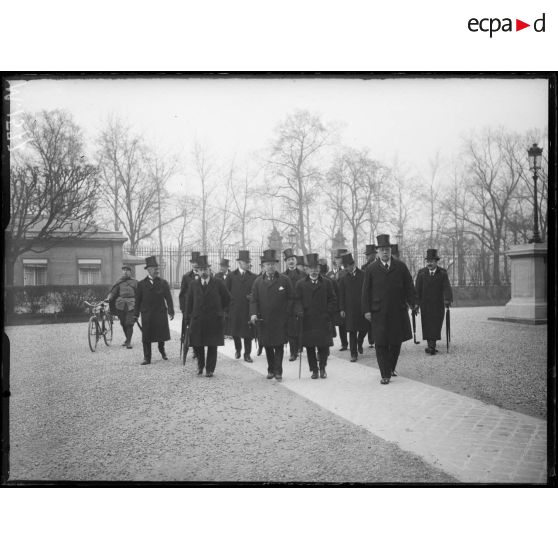 Les parlementaires britanniques devant l'entrée du ministère des Affaires Etrangères à Paris. [légende d'origine]