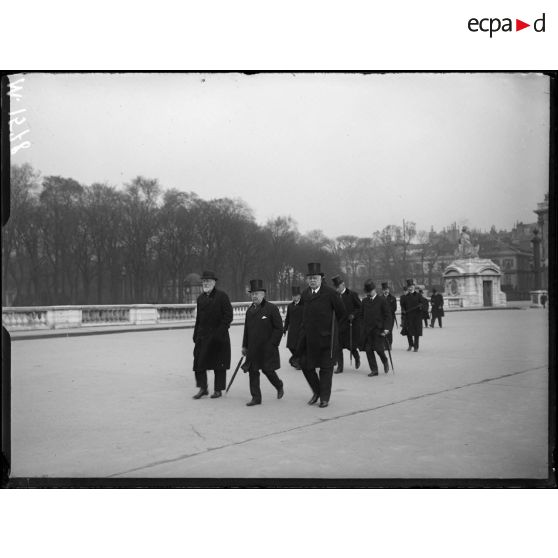 Parlementaires britanniques lors d'une visite de la place de la Concorde à Paris. [légende d'origine]