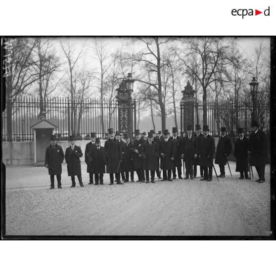 Les parlementaires britanniques devant l'entrée du ministère des Affaires Etrangères à Paris. [légende d'origine]