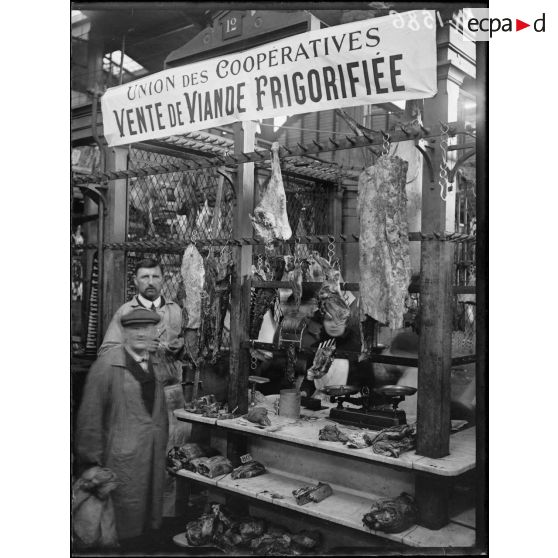 Paris, les Halles. La boucherie frigorifique. [légende d'origine]