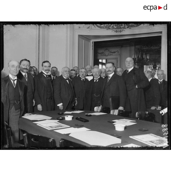 Paris, 243 Boulevard Saint-Germain. Mission parlementaire Franco-Britannique. [légende d'origine]