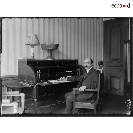 Portrait d'un diplomate britannique au 243 Boulevard de Saint-Germain. [légende d'origine]