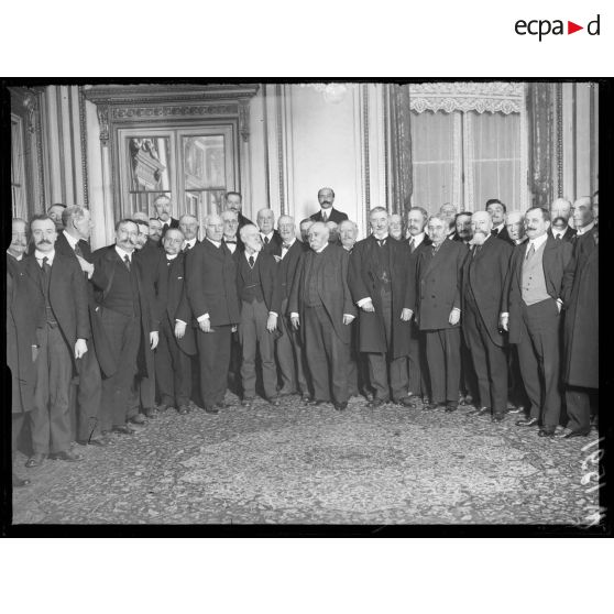 Les délégués parlementaires britanniques posant dans les salons de l'hôtel de Crillon à Paris. [légende d'origine]