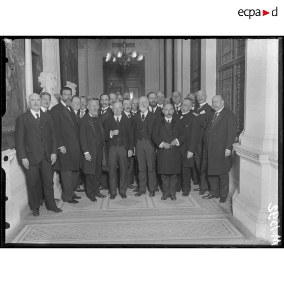 Visite de l'hôtel de ville par les parlementaires britanniques en visite en France. [légende d'origine]