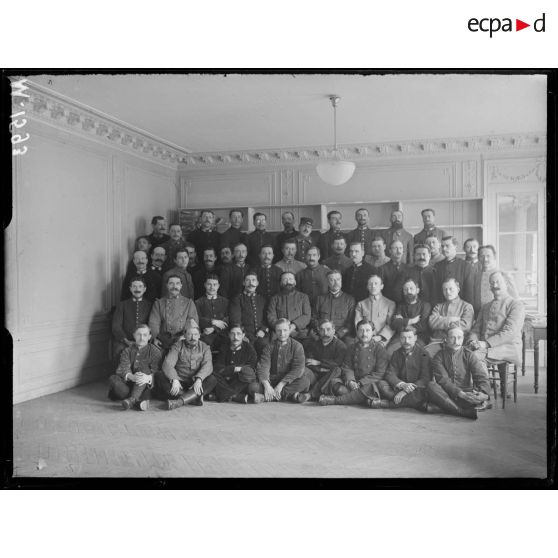 Groupes de secrétaires (1593) et de chefs (1594) du service étranger à la maison de la Presse. [légende d'origine]