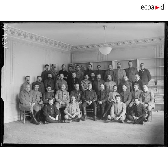 Groupes de secrétaires (1593) et de chefs (1594) du service étranger à la maison de la Presse. [légende d'origine]