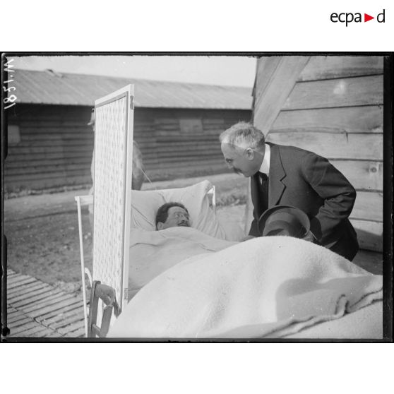 Hôpital de Mont Frenet près de Cuperly (Marne). Monsieur Justin Godart causant avec un blessé. [légende d'origine]