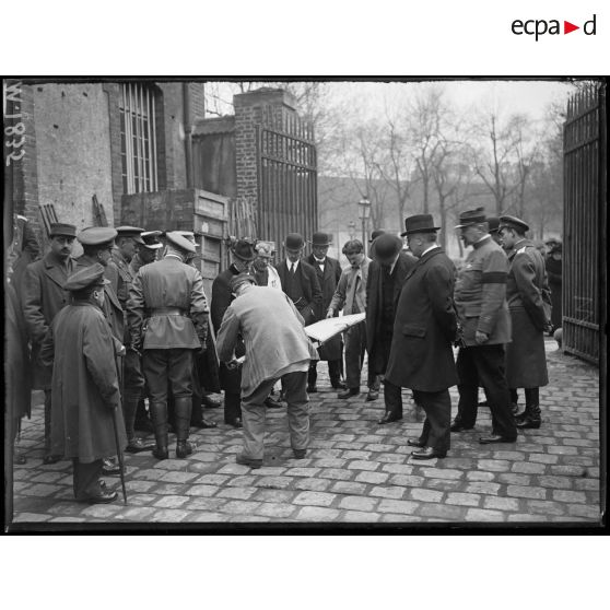 Manoeuvre d'un brancard au dépôt de pharmacie des Invalides. [légende d'origine]