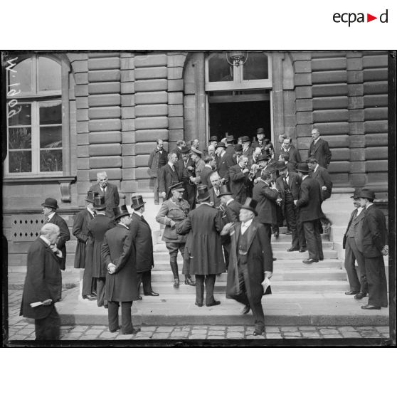 Conférence économique des Alliés au Palais du Luxembourg, la sortie des délégués. [légende d'origine]