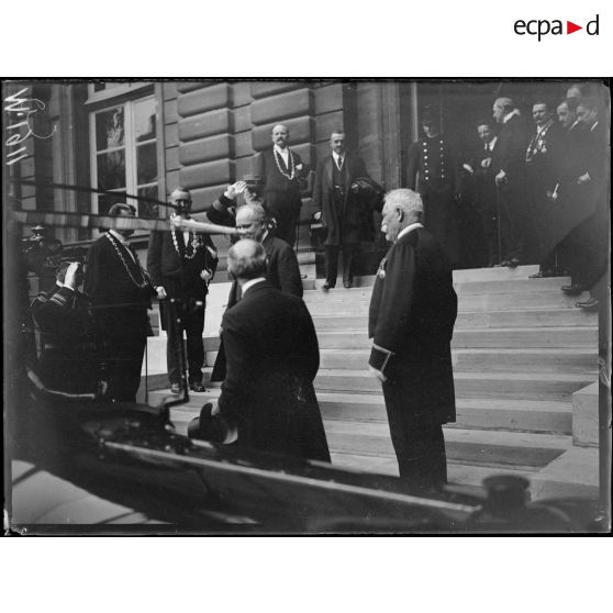 Conférence économique des Alliés au palais du Luxembourg à Paris, la sortie du Président de la République Raymond Poincaré. [légende d'origine]