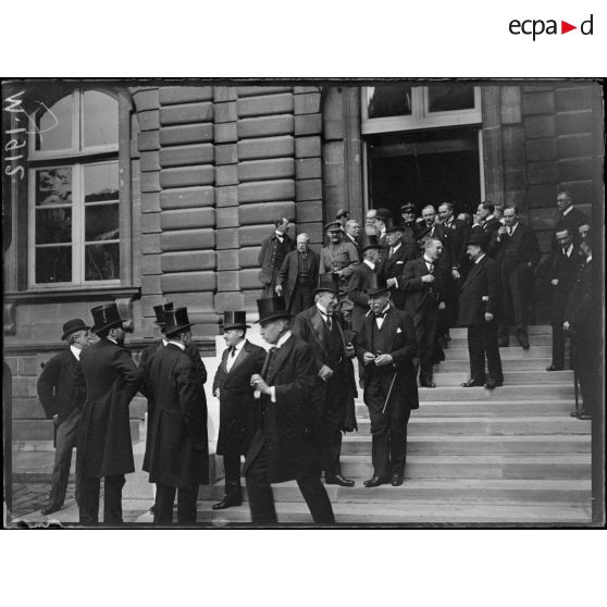 Conférence économique des Alliés au Palais du Luxembourg, la sortie des délégués. [légende d'origine]