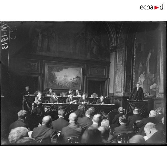 La conférence économique des Alliés au palais du Luxembourg à Paris. [légende d'origine]