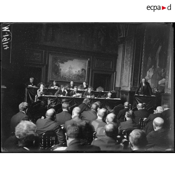La conférence économique des Alliés au palais du Luxembourg à Paris. [légende d'origine]