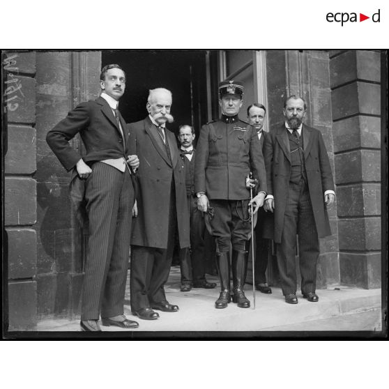 Conférence économique des Alliés au Palais du Luxembourg à Paris, Monsieur Steeg et le Lieutenant Marconi à l'entrée de la conférence. [légende d'origine]