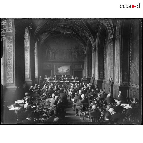 La conférence économique des Alliés au palais du Luxembourg à Paris. [légende d'origine]