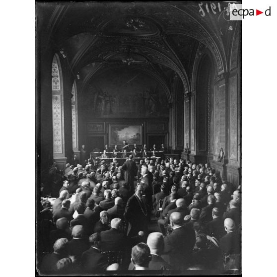 La conférence économique des Alliés au palais du Luxembourg à Paris. [légende d'origine]