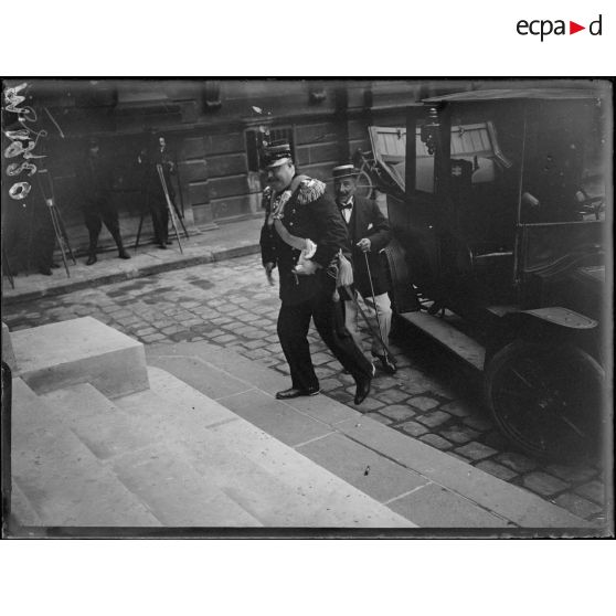 Conférence économique des Alliés au Palais du Luxembourg à Paris, l'arrivée du délégué italien en grande tenue. [légende d'origine]