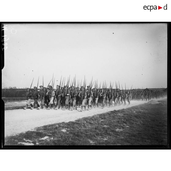 Soldats russes effectuant un exercice de charge à la baïonnette sur le terrain de manœuvre de Mailly-le-Camp. [légende d'origine]