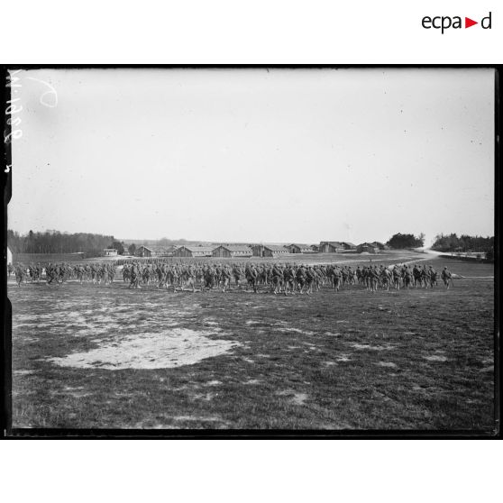 Soldats russes effectuant un exercice de charge à la baïonnette sur le terrain de manœuvre de Mailly-le-Camp. [légende d'origine]