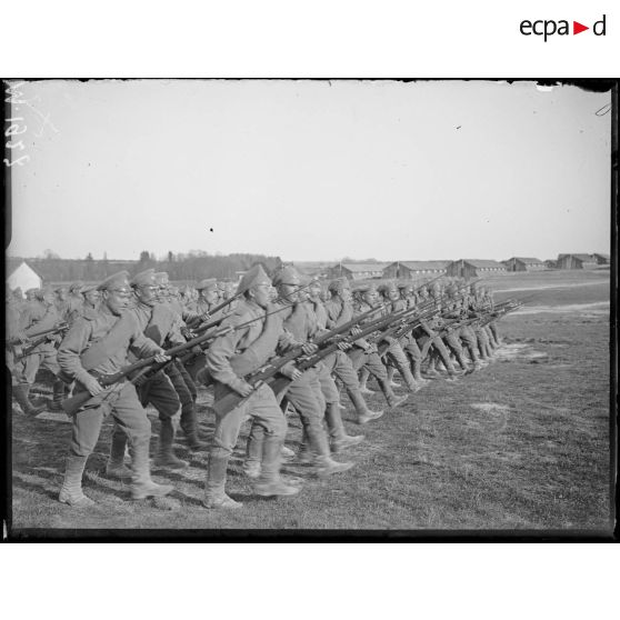 Soldats russes effectuant un exercice de charge à la baïonnette sur le terrain de manœuvre de Mailly-le-Camp. [légende d'origine]