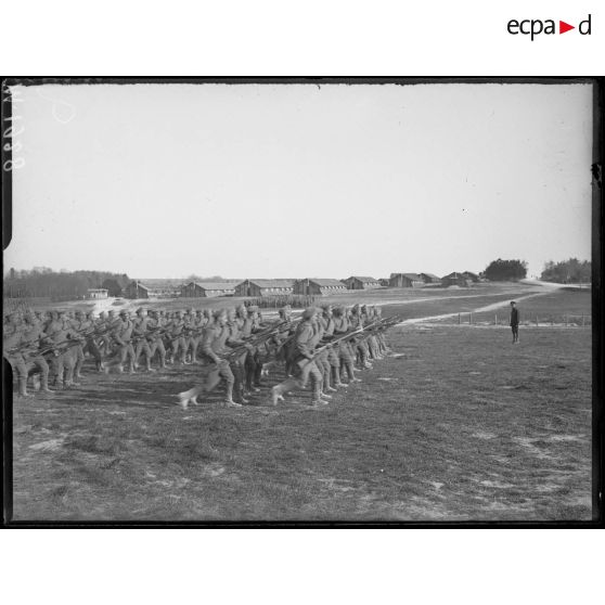 Soldats russes effectuant un exercice de charge à la baïonnette sur le terrain de manœuvre de Mailly-le-Camp. [légende d'origine]