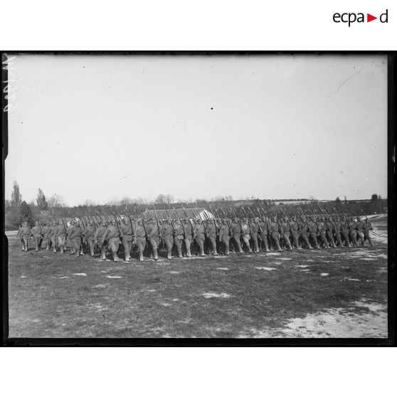 Soldats russes effectuant un exercice de charge à la baïonnette sur le terrain de manœuvre de Mailly-le-Camp. [légende d'origine]