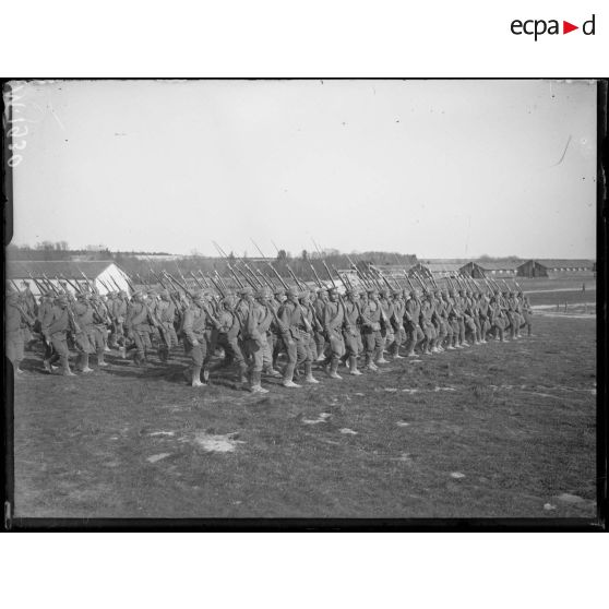 Soldats russes effectuant un exercice de charge à la baïonnette sur le terrain de manœuvre de Mailly-le-Camp. [légende d'origine]