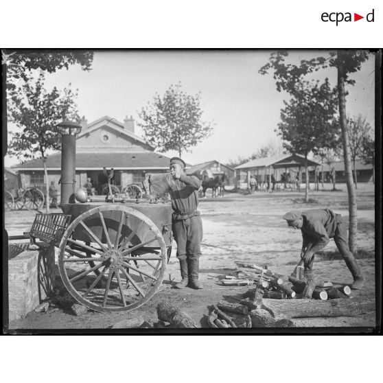 Une cuisinière russe dans le camp de Mailly-le-Camp. [légende d'origine]