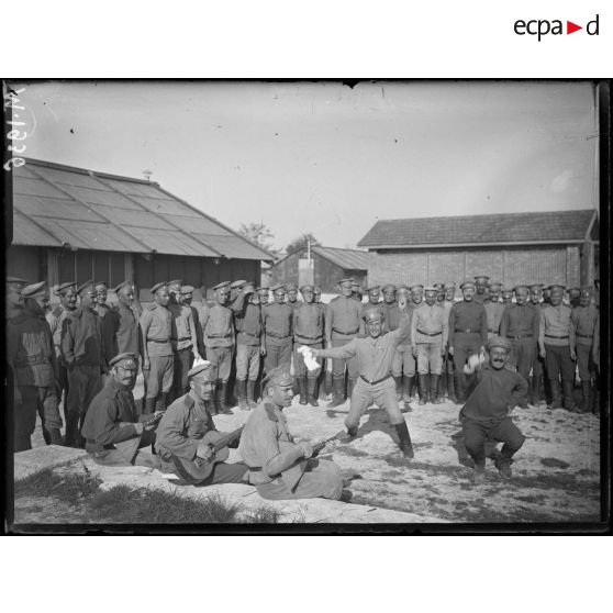 Soldats russes dansant dans le camp de Mailly-le-Camp. [légende d'origine]